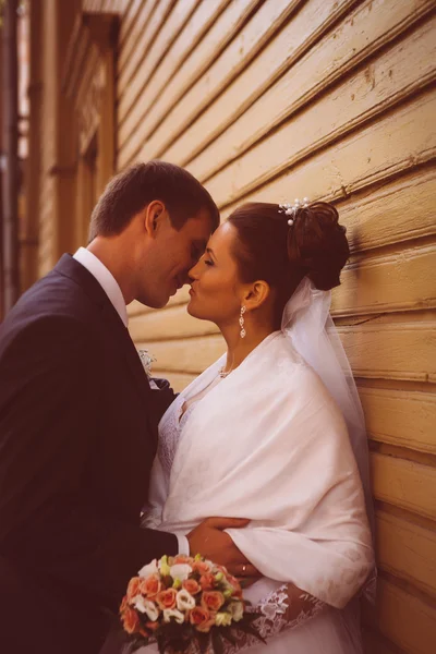 Silhuetas de um belo casal de casamentos no fundo escuro. Estilo retrô ou vintage . — Fotografia de Stock