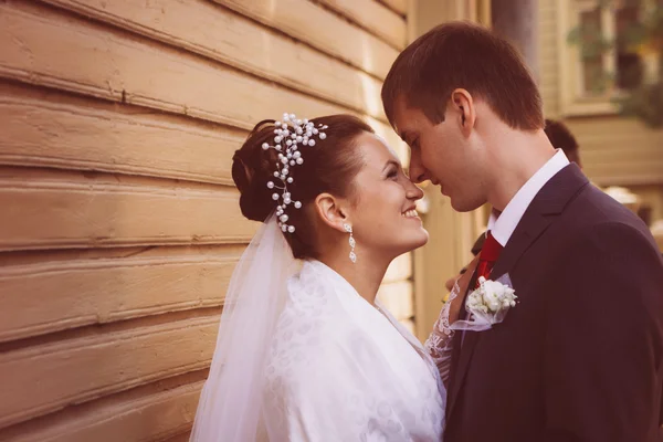 Siluetas de una hermosa pareja de boda en el fondo oscuro. Estilo retro o vintage . — Foto de Stock