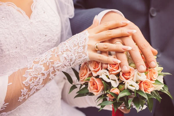Ona evlilik yüzüğü tak — Stok fotoğraf