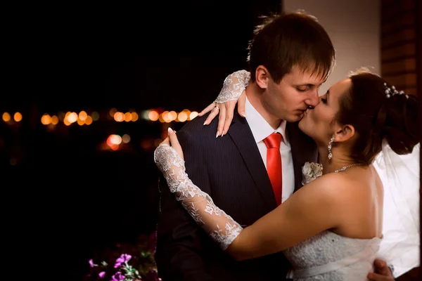 Brudgummen och bruden på natten — Stockfoto