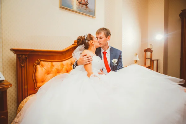 Tiro de casamento de noiva e noivo deitado em uma cama elegante — Fotografia de Stock