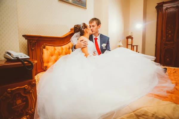 Boda de novia y novio tumbado en una cama elegante — Foto de Stock