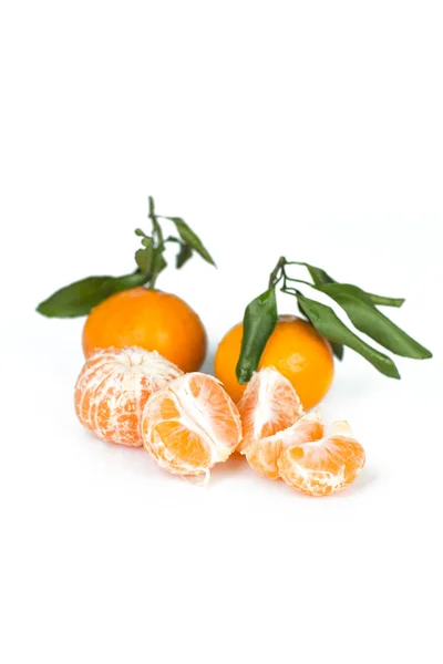 Mandarina fresca con hoja aislada en blanco — Foto de Stock