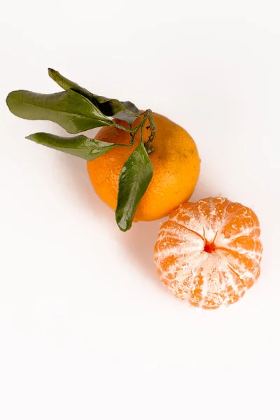 Mandarina fresca com folha isolada em branco — Fotografia de Stock