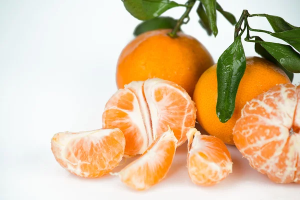 Friss mandarin fehér alapon izolált levéllel — Stock Fotó