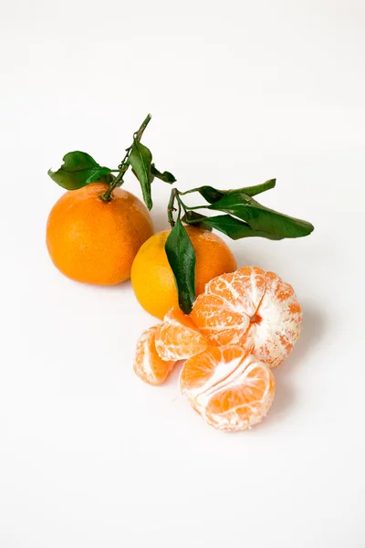 Mandarina fresca con hoja aislada en blanco — Foto de Stock