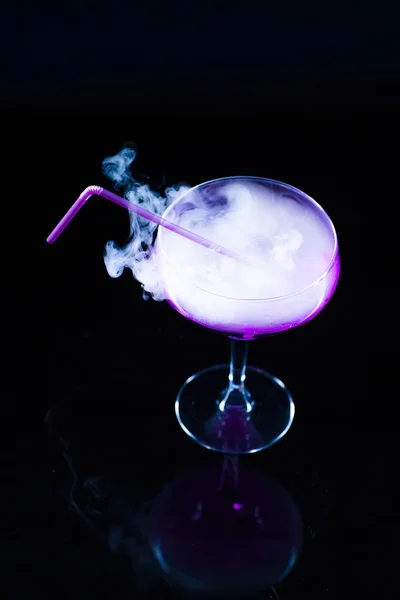 Foto de uma bebida colorida com fumaça — Fotografia de Stock