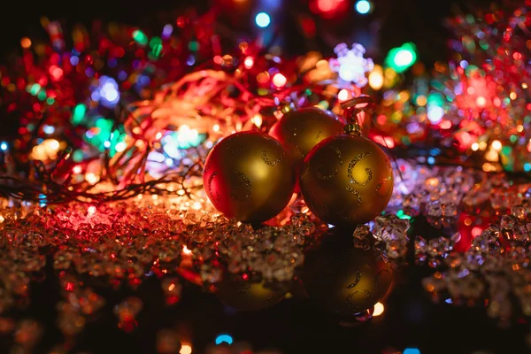 Décorations de Noël isolées sur noir. boules de verre et lumières — Photo