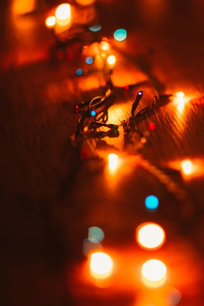 Weihnachtsbeleuchtung auf Holzgrund. Selektiver Fokus — Stockfoto