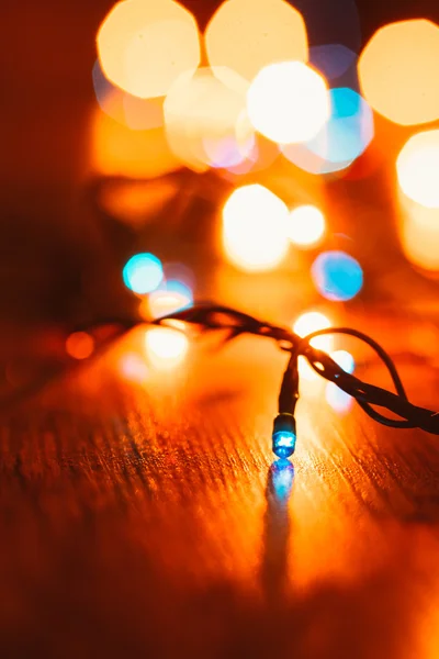 Weihnachtsbeleuchtung auf Holzgrund. Selektiver Fokus — Stockfoto