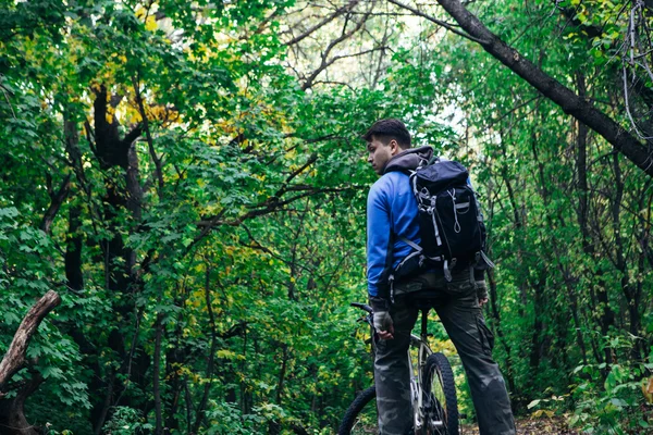 Hombre con bicicleta en el bosque — Foto de Stock