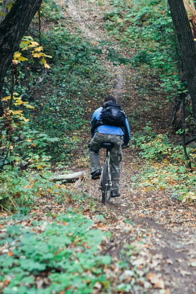 Homme à vélo en forêt — Photo