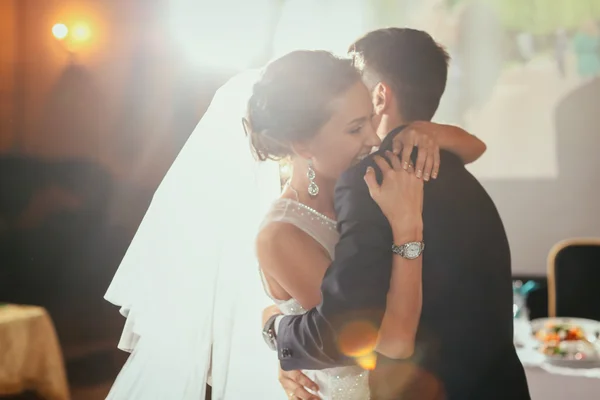 Feliz novia y novio en su boda — Foto de Stock