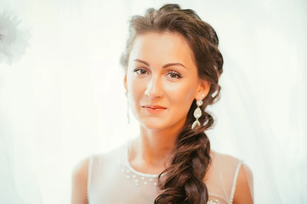 Bela noiva jovem com maquiagem de casamento e penteado no quarto, recém-casada mulher preparação final para o casamento. Noiva feliz esperando noivo. Casamento momento do dia do casamento. retrato foco suave — Fotografia de Stock