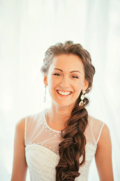 Bela noiva jovem com maquiagem de casamento e penteado no quarto, recém-casada mulher preparação final para o casamento. Noiva feliz esperando noivo. Casamento momento do dia do casamento. retrato foco suave — Fotografia de Stock