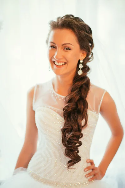 Hermosa novia joven con maquillaje de boda y peinado en el dormitorio, recién casada mujer preparación final para la boda. Feliz novio de la novia esperando. Matrimonio Momento de boda. retrato enfoque suave —  Fotos de Stock