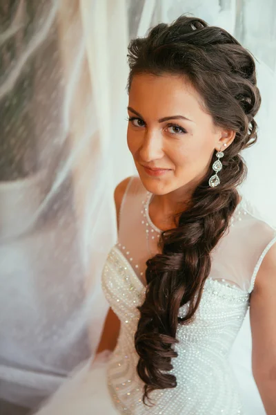 Hermosa novia joven con maquillaje de boda y peinado en el dormitorio, recién casada mujer preparación final para la boda. Feliz novio de la novia esperando. Matrimonio Momento de boda. retrato enfoque suave — Foto de Stock