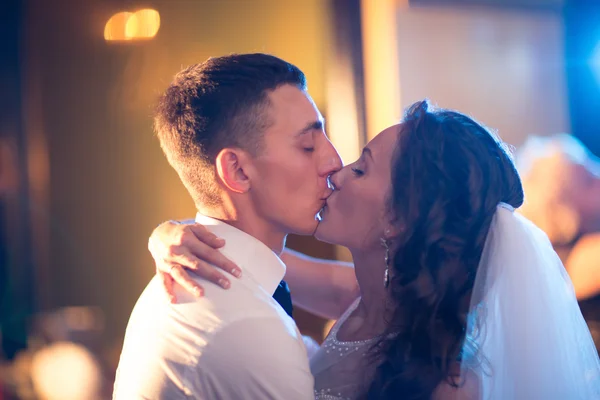 Glückliche Braut und Bräutigam zur Hochzeit — Stockfoto