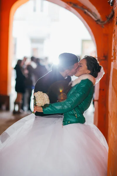 Romantischer Bräutigam und Braut am Hochzeitstag — Stockfoto