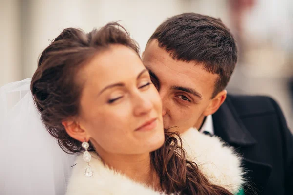 Beso de boda por la mañana en Praga — Foto de Stock