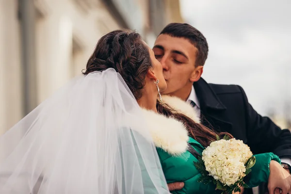 Morning wedding kiss in Prague — Stock Photo, Image