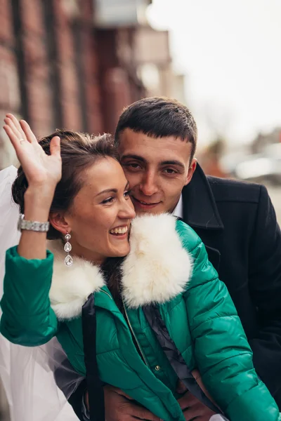 Beso de boda por la mañana en Praga —  Fotos de Stock