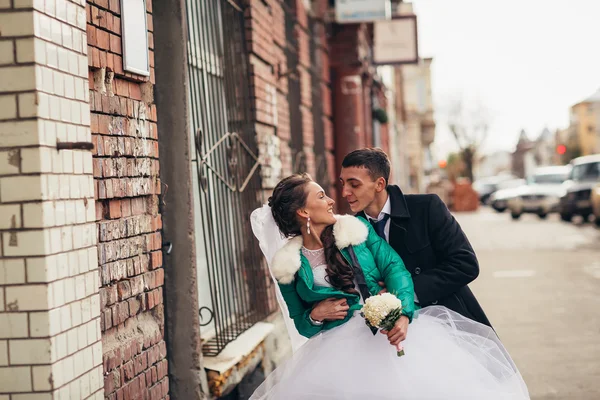 Ранок Весільний поцілунок в Празі — стокове фото