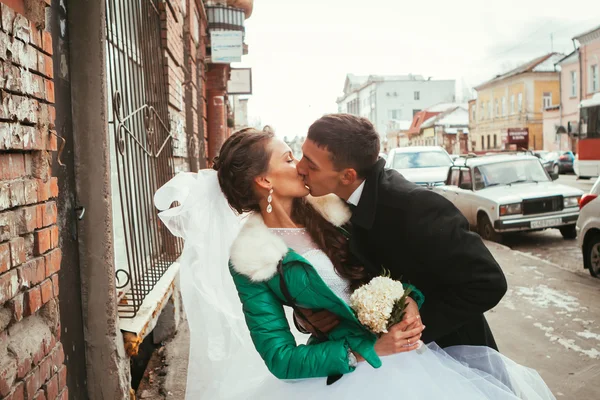 Morgon bröllop kiss i Prag — Stockfoto