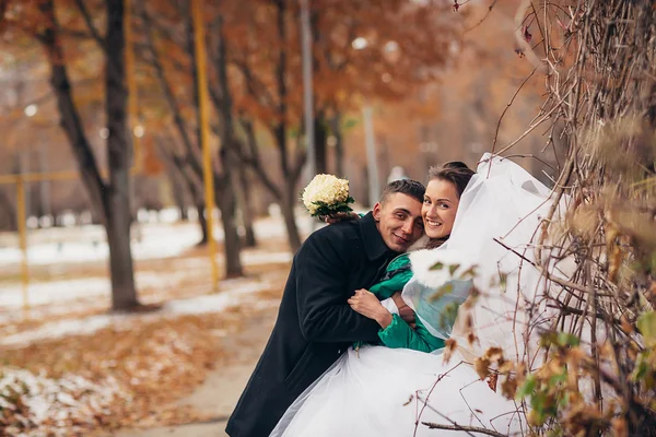 Beautiful wedding in autumn park — Stock Photo, Image