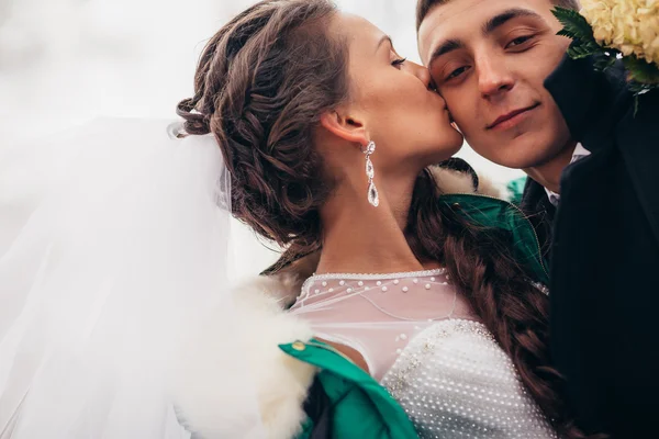 Hermosa boda en el parque de otoño — Foto de Stock