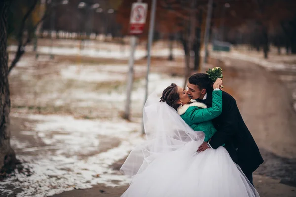 Casamento bonito no parque de outono — Fotografia de Stock