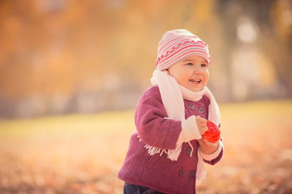 Hermoso retrato de otoño al aire libre de adorable niña —  Fotos de Stock