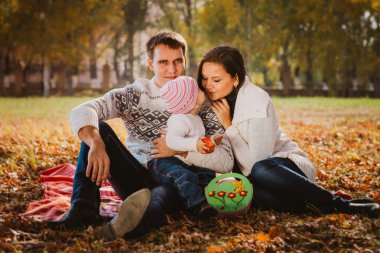 Mutlu anne, baba ve kız parkta