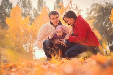 mutlu genç aile açık sonbahar parkta vakit