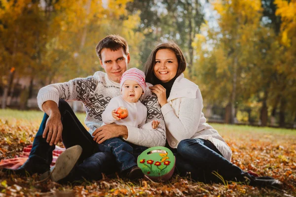 Mãe feliz, pai e filha no parque — Fotografia de Stock