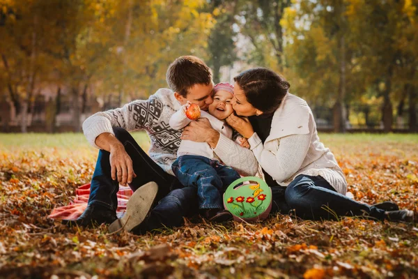 Szczęśliwa matka, ojciec i córka w parku — Zdjęcie stockowe