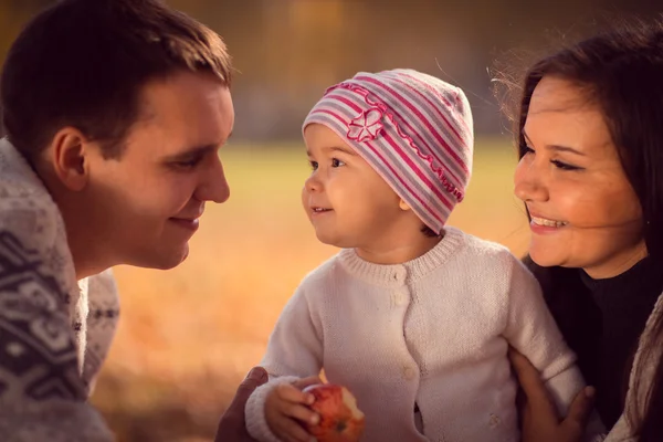 Glad ung familj spendera tid utomhus i parken hösten — Stockfoto