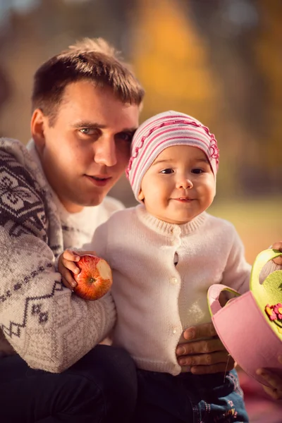 Glad ung familj spendera tid utomhus i parken hösten — Stockfoto