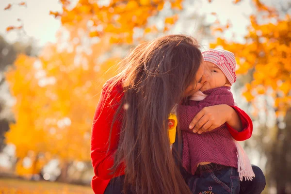 Madre besando a su hija en el parque — Foto de Stock