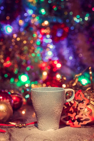 Cup of tasty hot cocoa, on wooden table, with shiny background — Stock Photo, Image