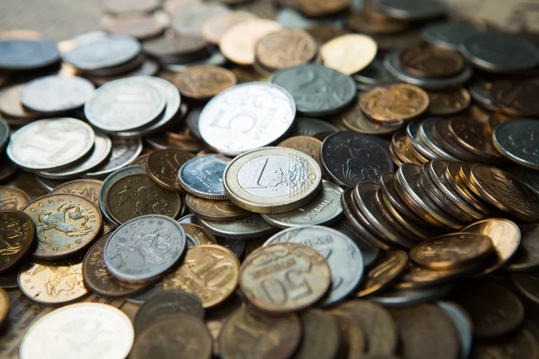 Ein-Euro-Münze auf russischen Rubel-Münzen — Stockfoto