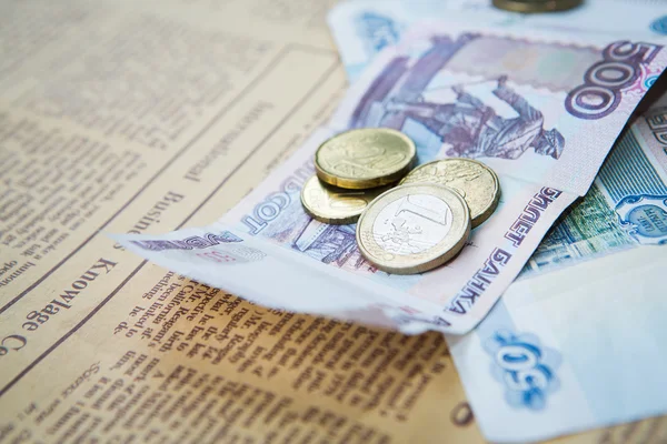 俄罗斯卢布纸币和欧元和美元的硬币 — 图库照片