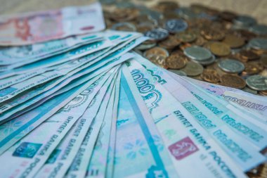 Rus Rublesi faturaları kompozisyon, farklı banknot ve madeni paralar