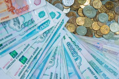 Rus Rublesi faturaları kompozisyon, farklı banknot ve madeni paralar