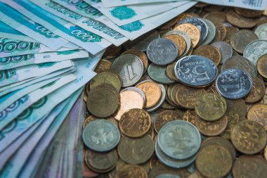 Rus Rublesi faturaları kompozisyon, farklı banknot ve madeni paralar