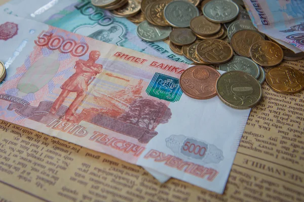 Російських рублях банкноти та євро і доларів монети — стокове фото