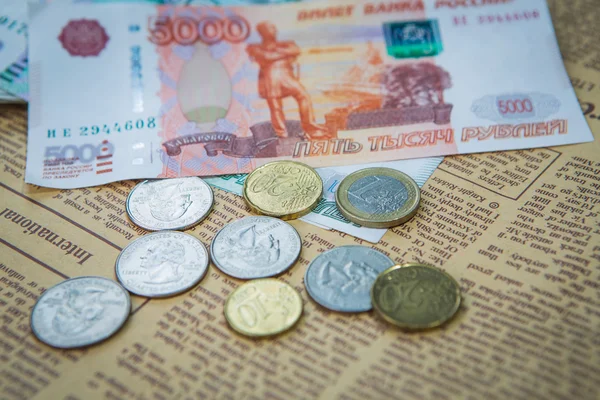 Russische Rubel-Banknoten und Euro- und Dollarmünzen — Stockfoto