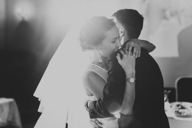 Gelin ve damat restoranda dans ediyor.