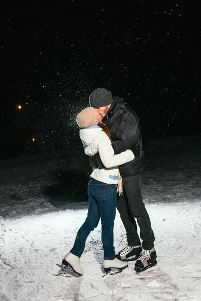 Çift buz açık havada bir gölet gecesi