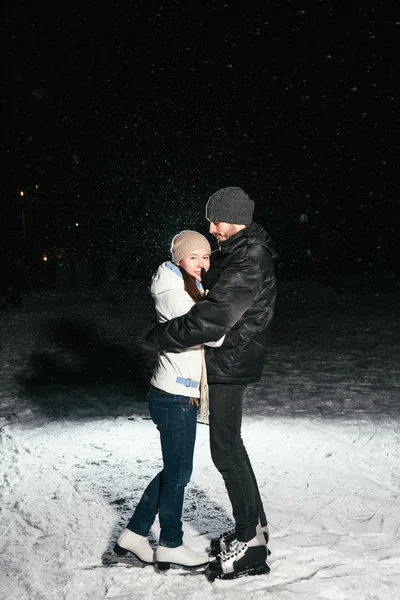 Pareja patinaje sobre hielo al aire libre en una noche de estanque — Foto de Stock